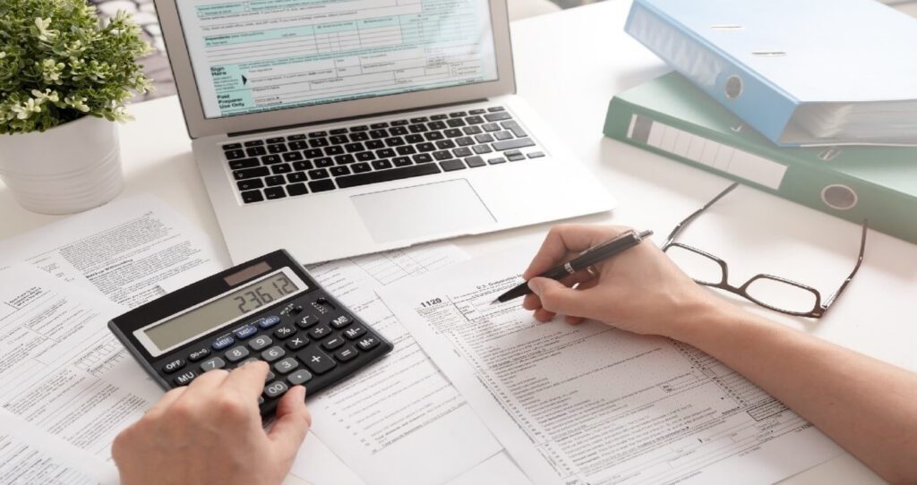 مجری و ناظر در علم حساب و کتاب